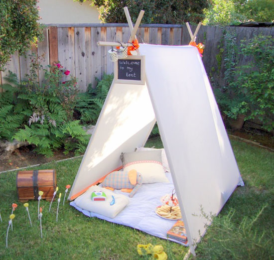 Prosty namiot jako domek ogrodowy dla dzieci do zabawy