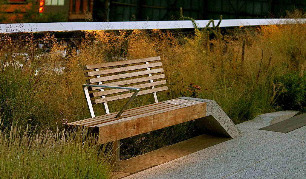 Nowoczesna ławka w parku miejskim