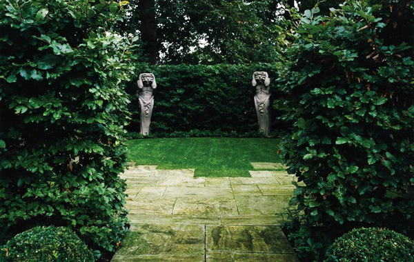 Zieleń tłem dla rzeźb ogrodowych
