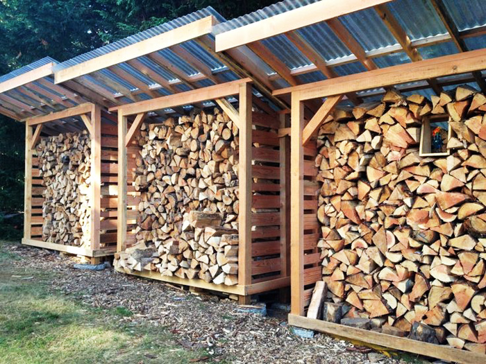 Duża drewniana drewutnia w ogrodzie