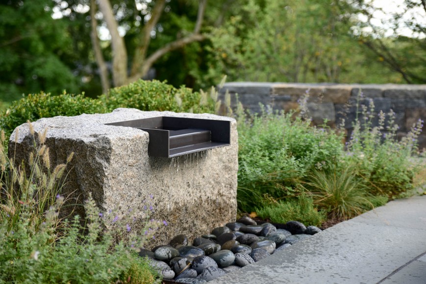 Fontanna ogrodowa łącząca kamień metal i wodę