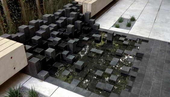 Pomysłowa fontanna w ogrodzie