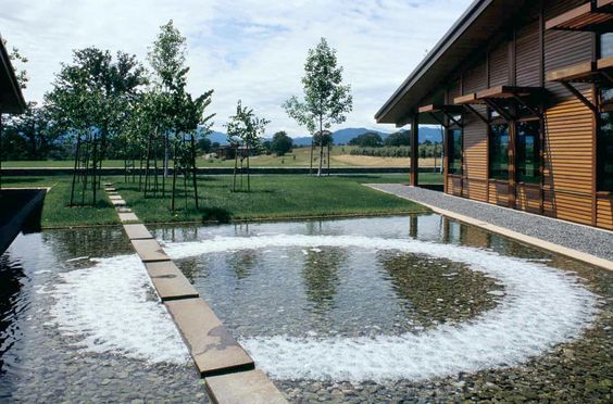 Woda w oryginalny sposób wypełnia ogród 
